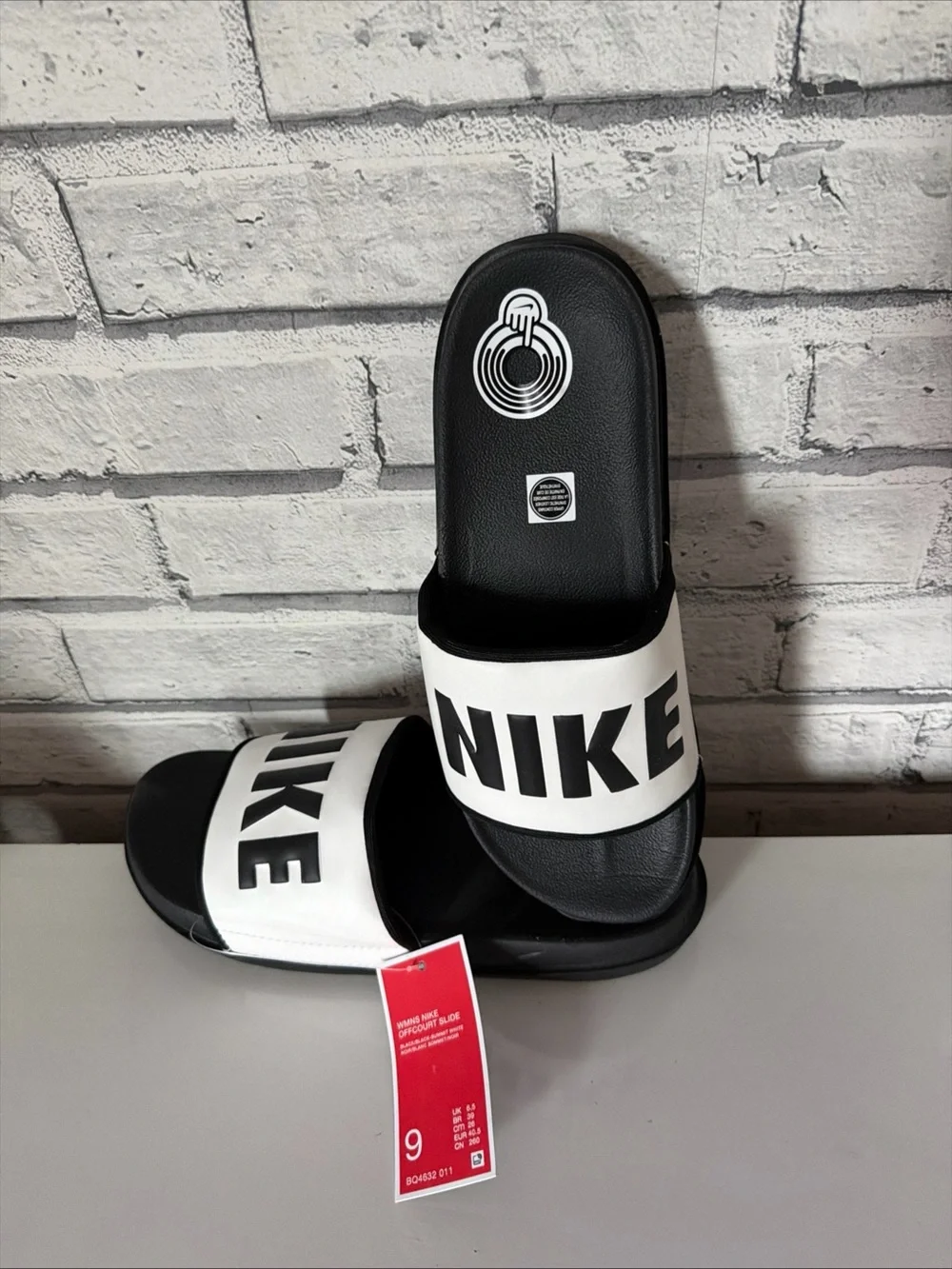 Nike Offcourt Women’s Size 9 Slide Sandals. Black/White. New with Tags.